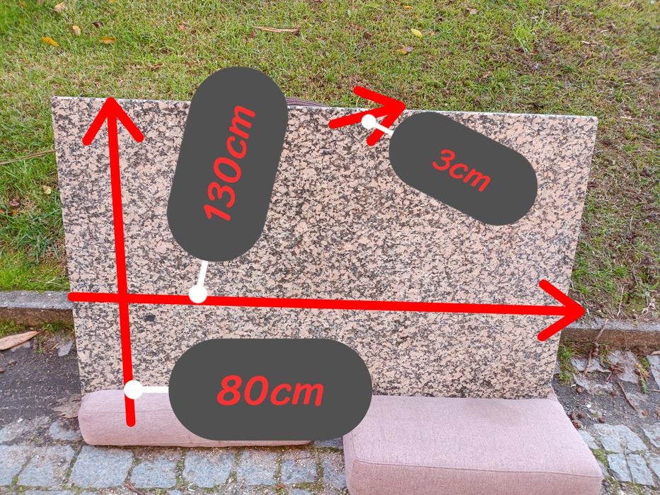 Pedra em granito com medidas: 130/80/3cm.
Exemplar estado de conservaç