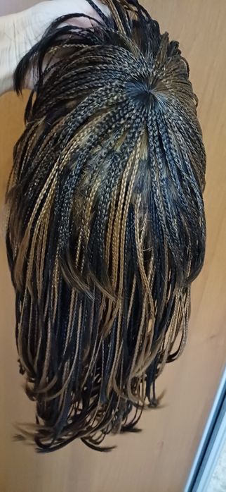 Парик из микрокосичек с бликами медового и светло-русого цвета,