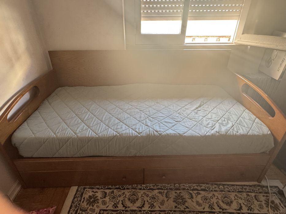 Vendo uma cama de solteiro em madeira muito boa, com duas gavetas grandes e com colclão e tem tres almofadas grande que pode colocar e usar como sofa.