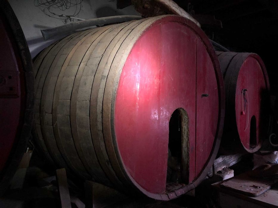 Tonéis de vinho usados em madeira de castanho