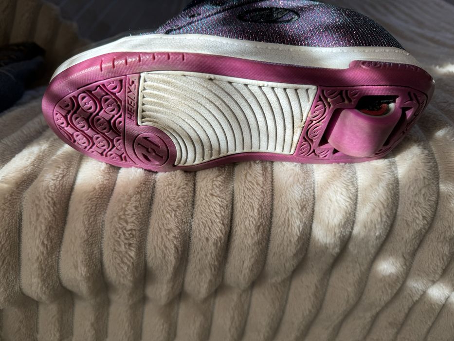 Кроссовок с роликом под пяткой кросівок з роліком