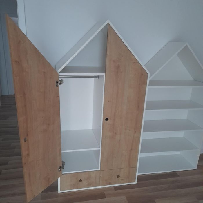 Meble dziecięce w kształcie domków: szafa+regał