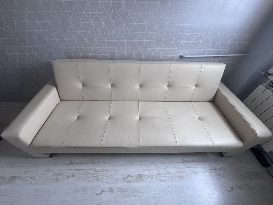 Kremowa rozkladana sofa z funkcją spania, skóra