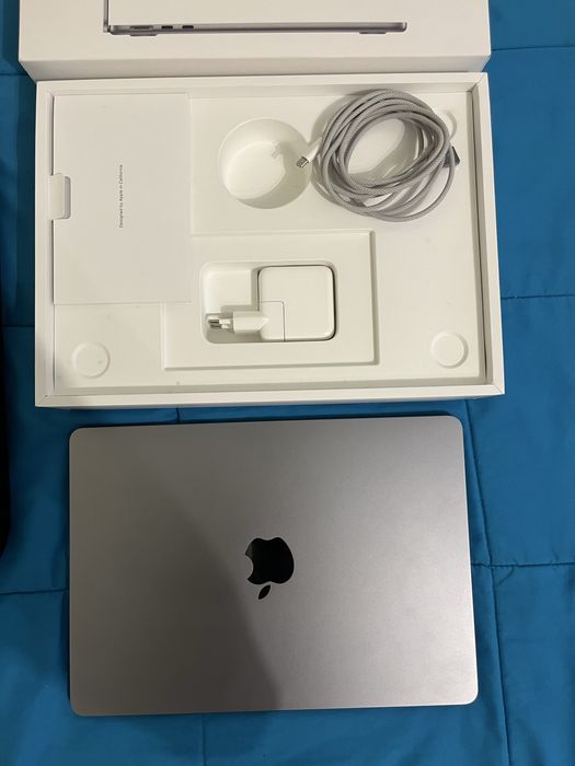 MacBook Air M3 2024