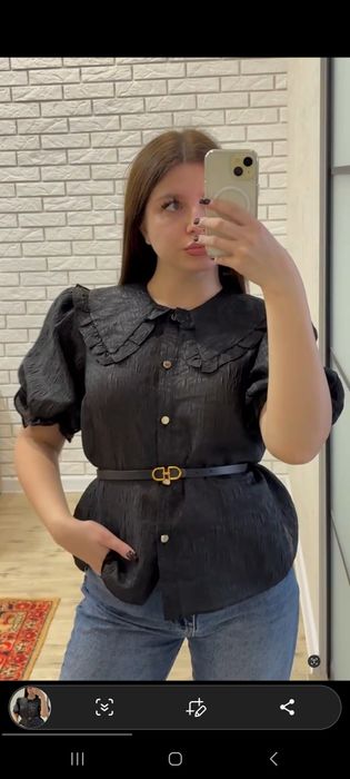 Стильна чорна блуза з об'ємним коміром