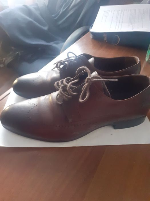 Продам шкіряні туфлі 40 розміру, майже нові.