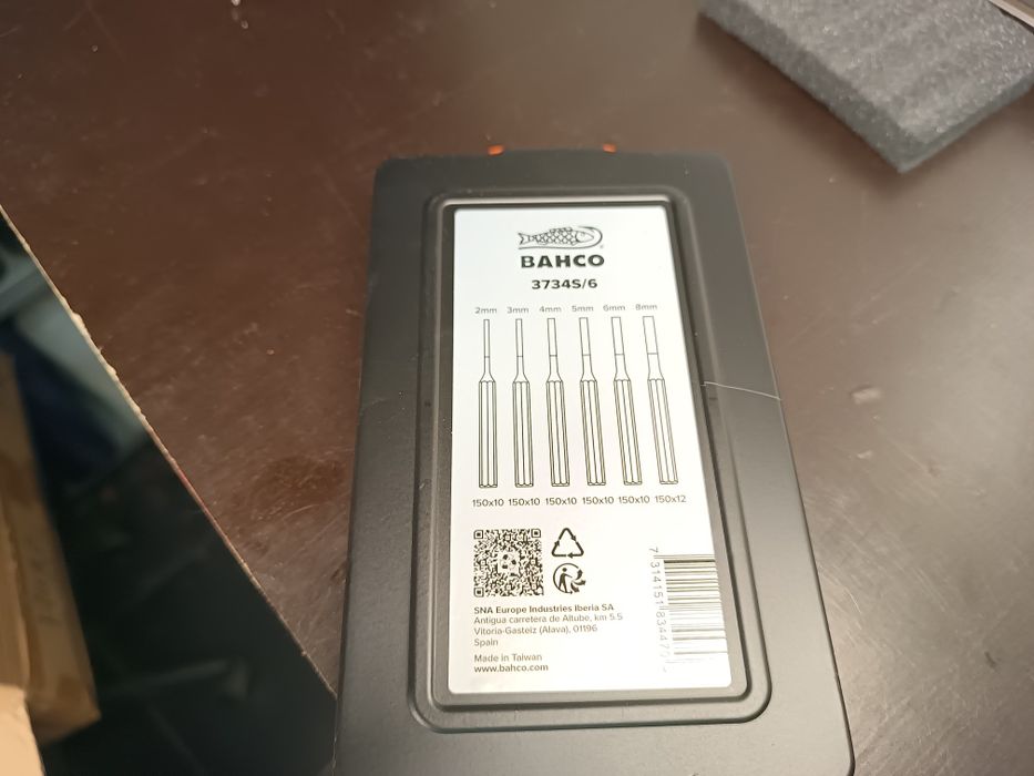 Jogo de punções, saca troços, cavilhas.