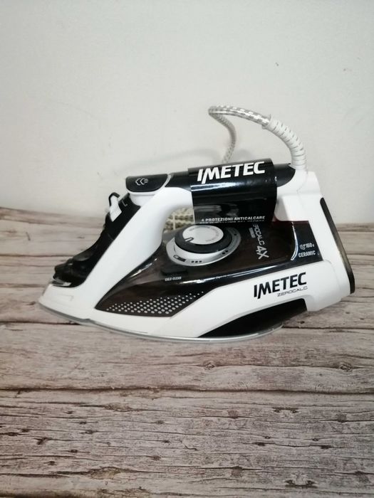 Żelazko parowe ZeroCalc Z1 2800 z technologią Anticalcare uszkodzone