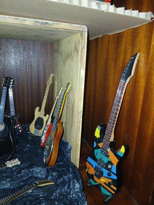 Colecao 24 minitura de viola e guitarra  por 200 €