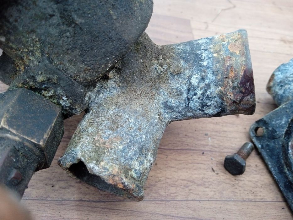 Корпус термостата Опель рекорд, фронтера