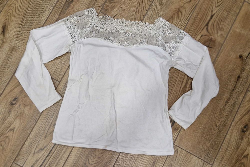 Kremowa Bluzka Off Shoulder z Koronką, Hiszpanka, Elegancka na Randkę