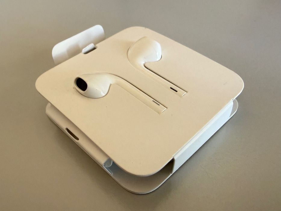 Apple EarPods p/ iPhone/iPad (connector Lightning - novos)