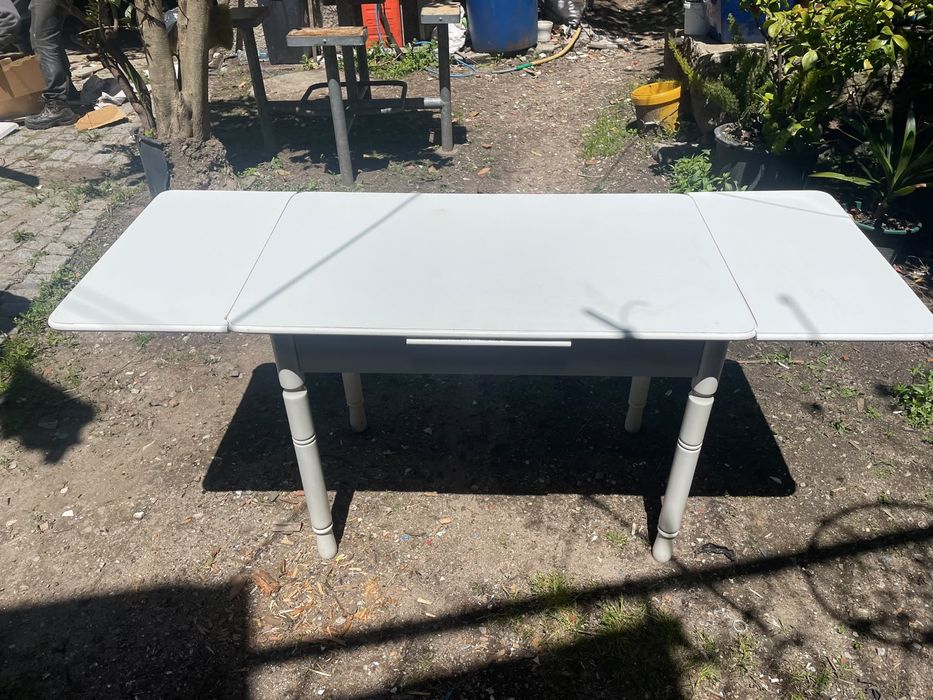 Mesa branca de sala extensivel com 4 cadeiras