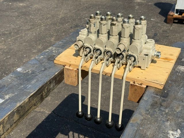 rozdzielacz hydrauliczny do wiertnicy używany stan dobry