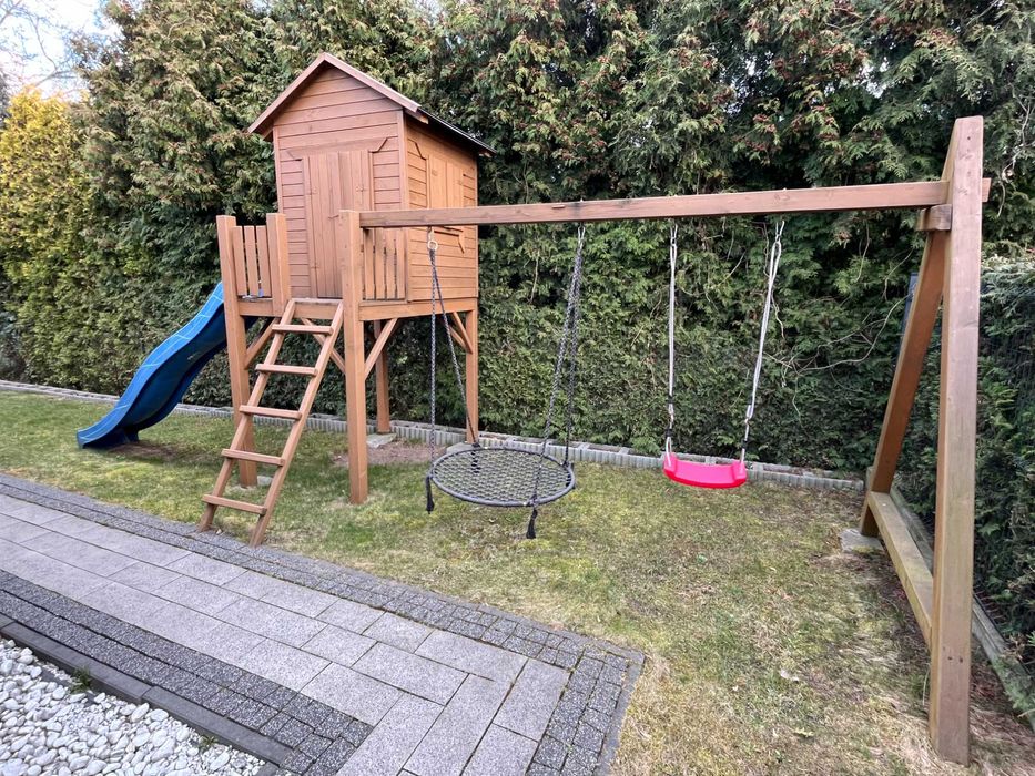 Domek drewniany, huśtawka, zjeżdżalnia, plac zabaw
