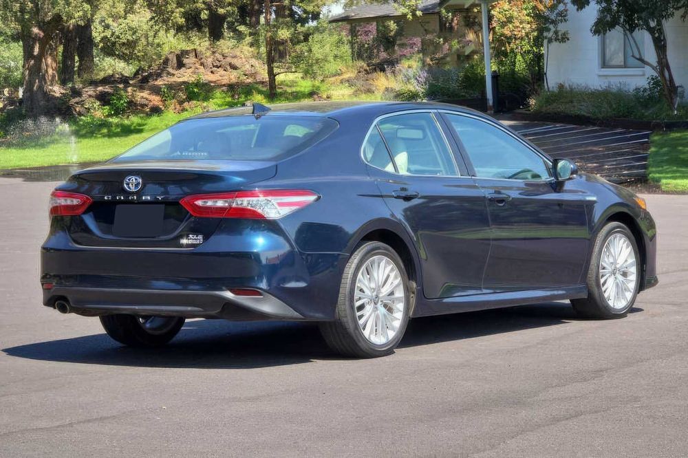 Toyota Camry Hybrid XLE      2020