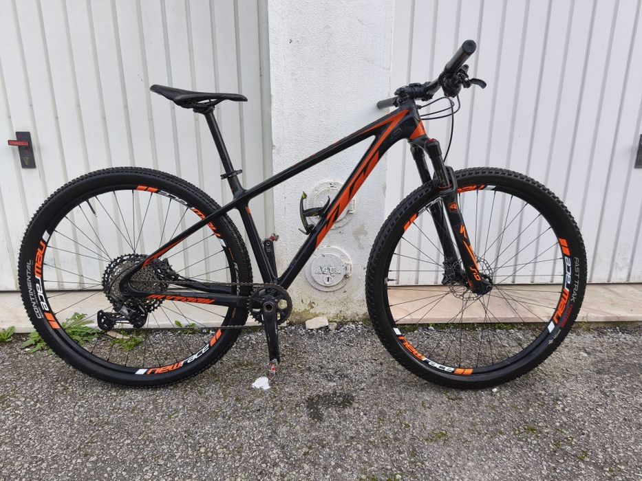 Bicicleta BTT carbono