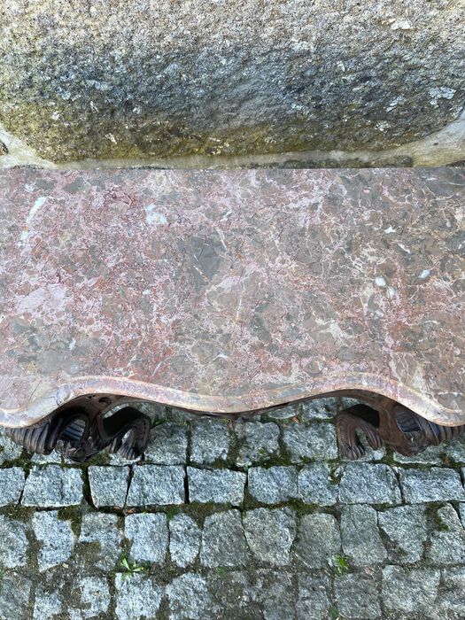 Credência antiga com tampo mármore rosa