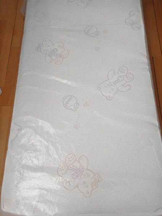 Дитяче ліжечко з матрасом