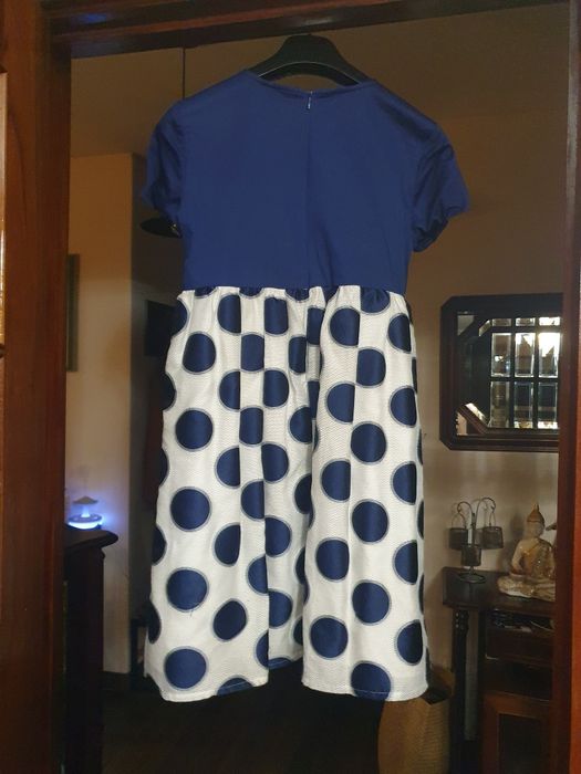Vestidos como novos. Só uma vez de uso. Cerimônia. Vendo 20 € cada .