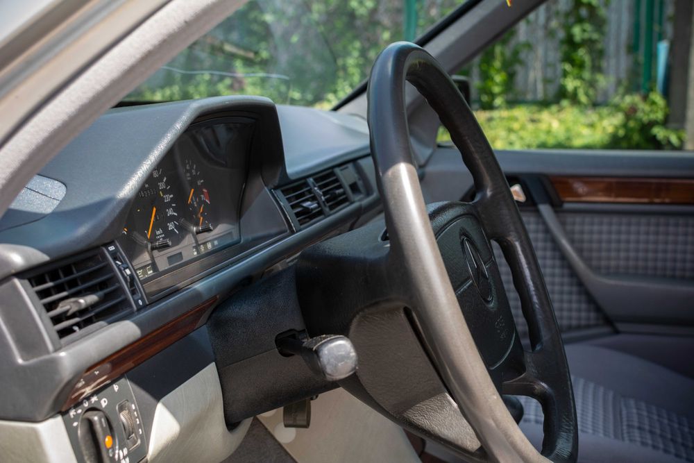 Mercedes-Benz E-Class 1993