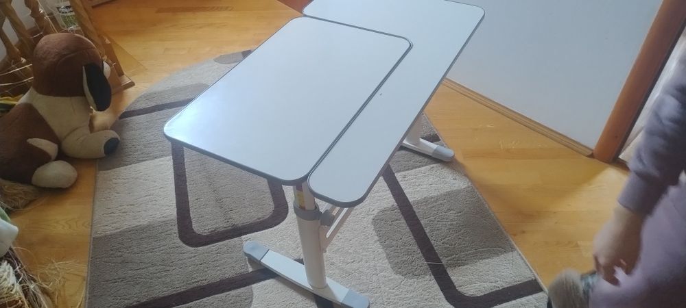 Стіл, парта дитячі меблі.