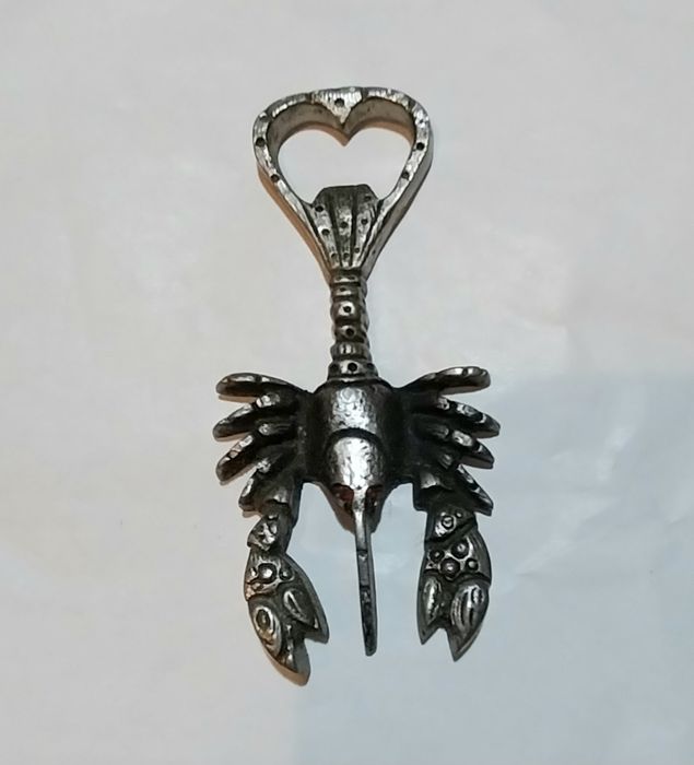 Abre cápsulas antigo em metal