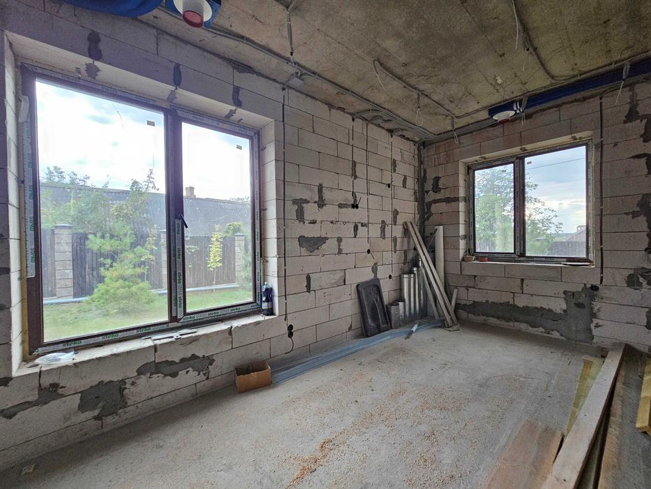 Продаётся новый просторный дом недалеко от воды, в районе Карачунов