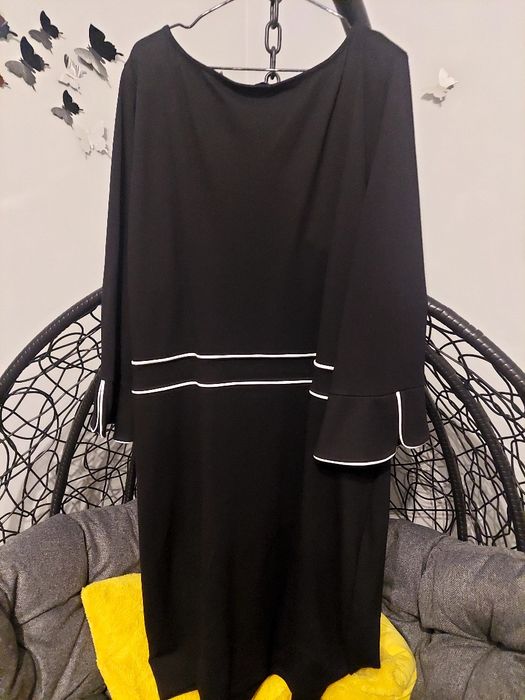Elegancka czarna sukienka rozmiar 52