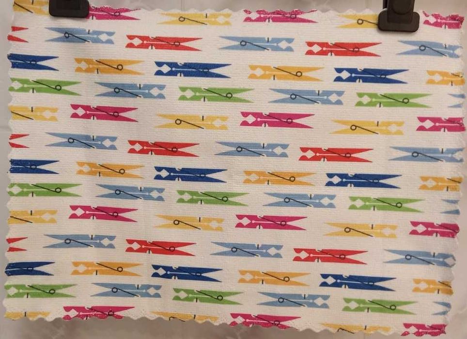 2 małe ręczniki kuchenne wielobarwne.