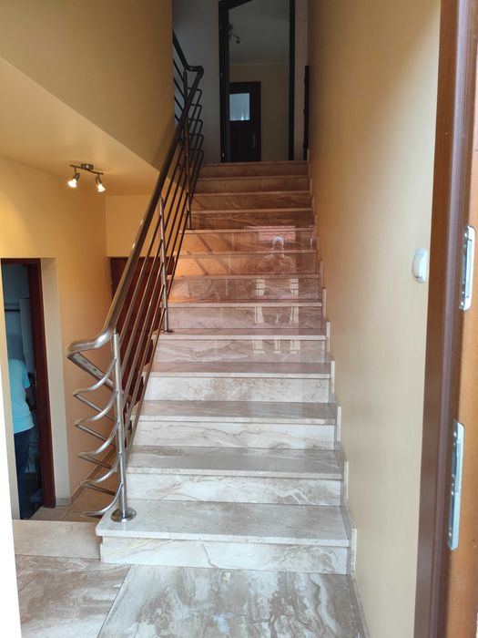 Dom dwurodzinny z garażami i dużą działką