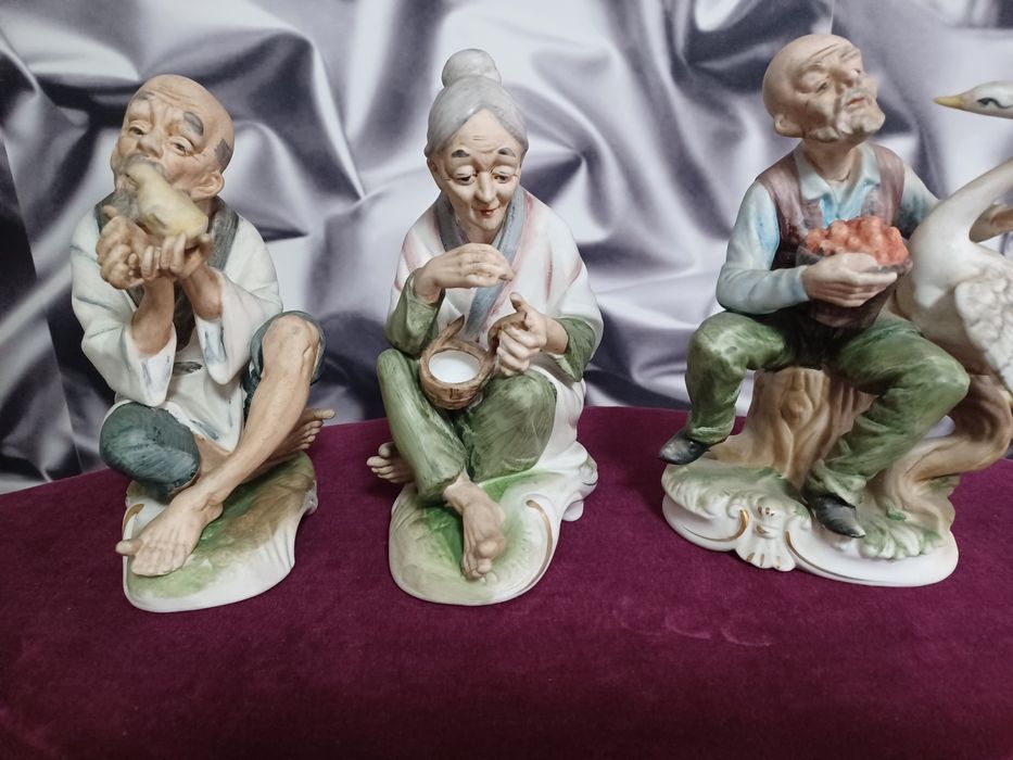 Três Velhotes Orientais em Porcela