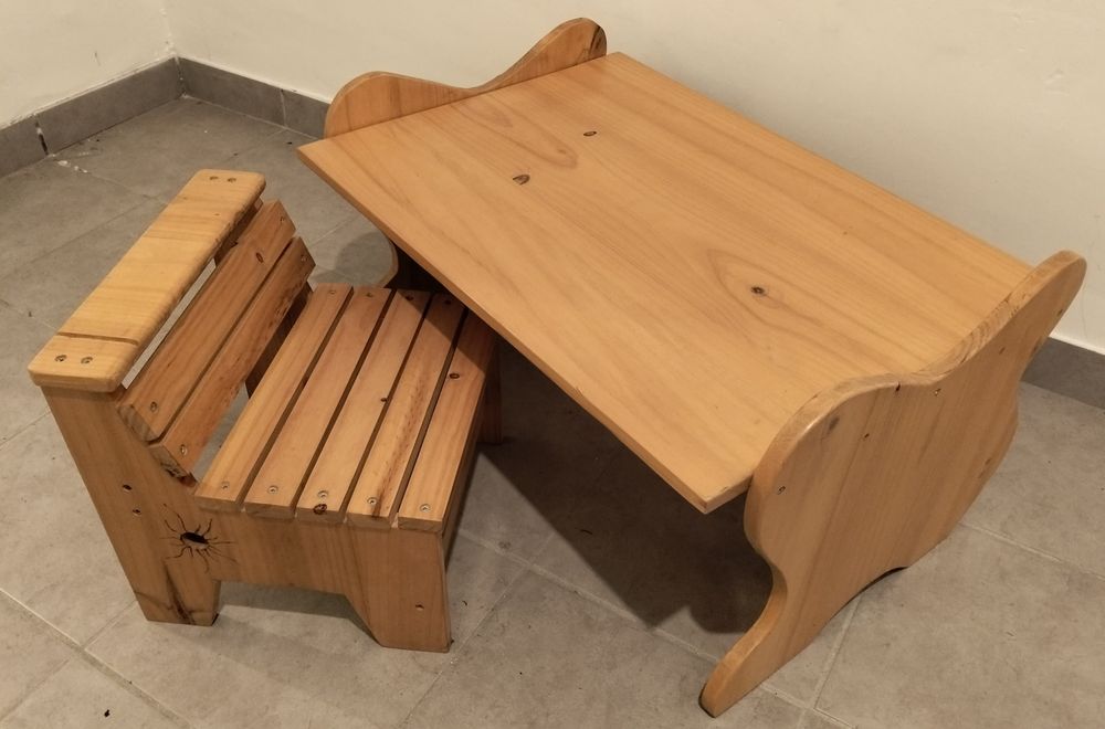Mesa/Secretaria com cadeira para  criança