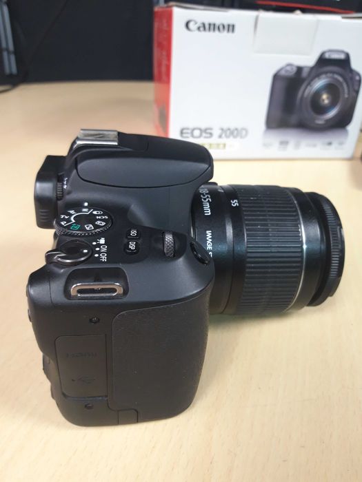 Canon EOS 200D + lente zoom 18-55mm + 3 baterias + caixa original