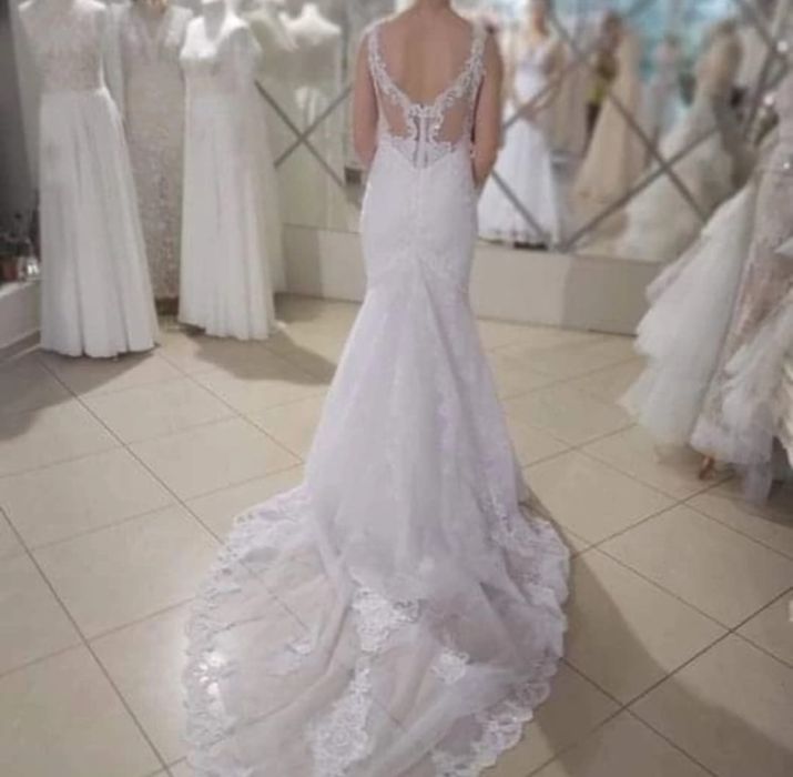 Biała suknia ślubna typu rybka