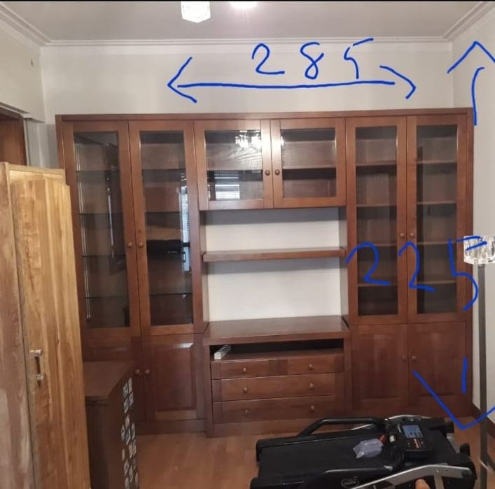 Estante em madeira de castanho