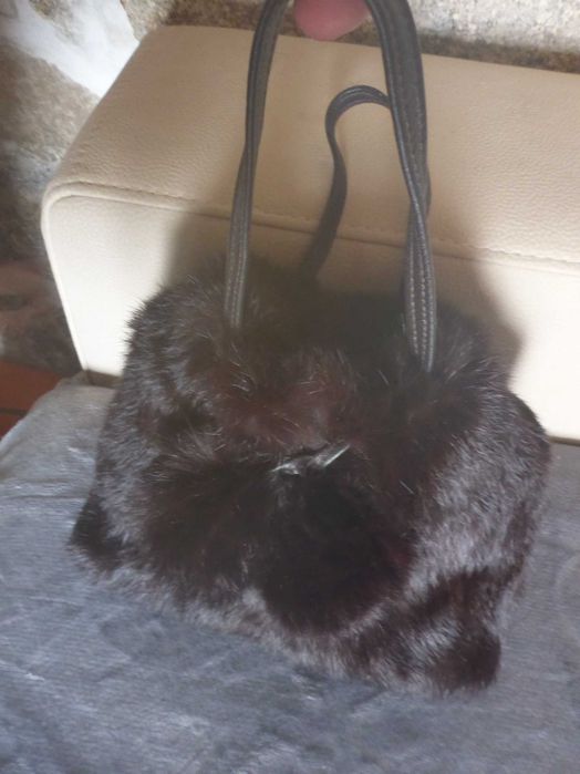 FIORETTI Mala castanha de mão - pelo genuíno de animal, com 2 pompons