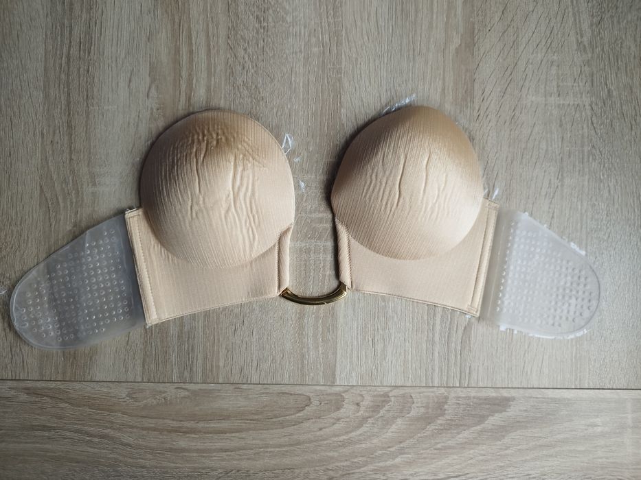 Niewidoczny biustonosz samonosny