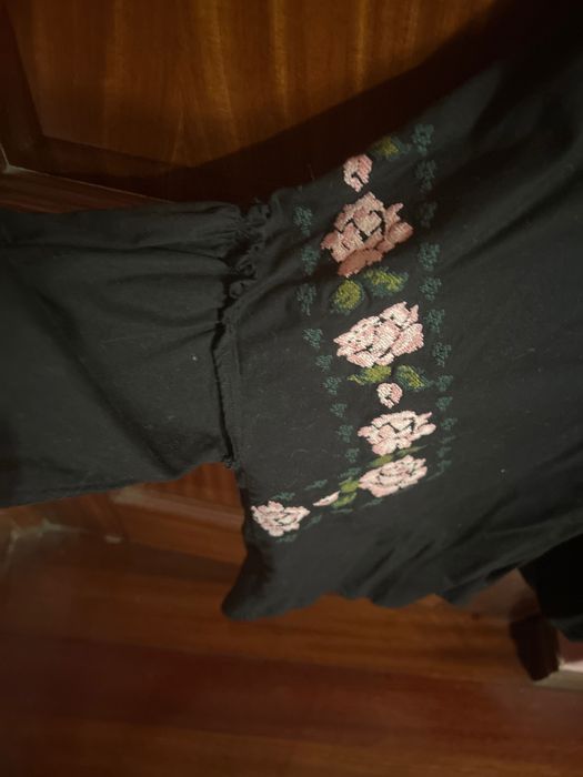 Camisa preta elegante com pormenor bordado
