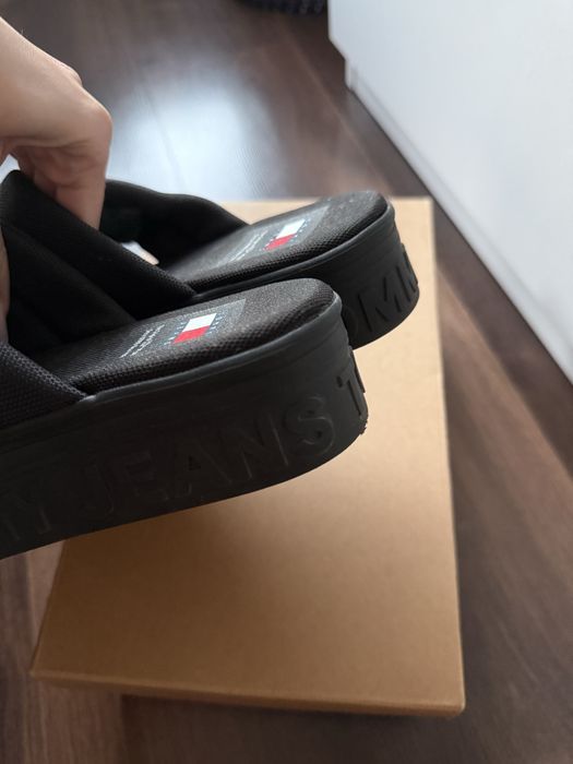 Buty klapki Tommy Jeans Tjw Lettering Flatform damskie czarne na koturnie 38