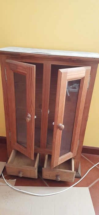 Armário em madeira