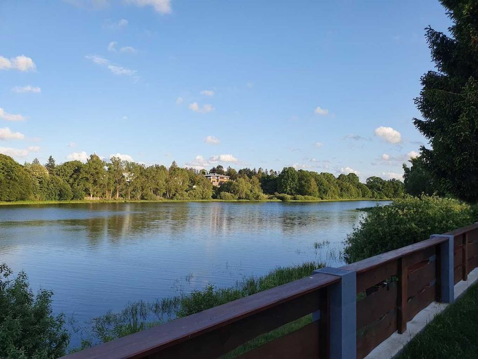 Domek nad jeziorem  z linią brzegowa . Trojmiasto