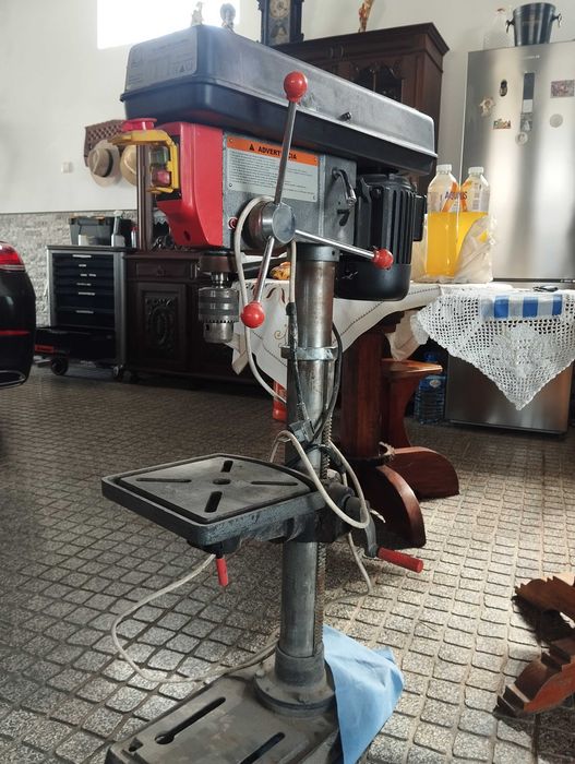 Máquina de coluna de furar