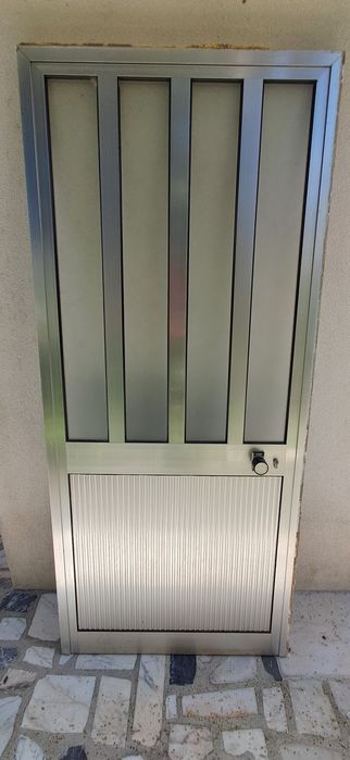 Porta de alumínio usada