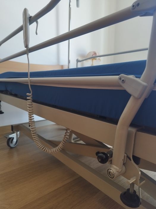 Cama articulada elétrica e elevatória com comando