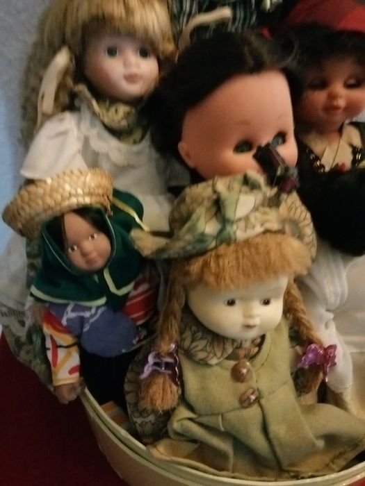 Bonecas lote de 8 bonecas loiça e outros