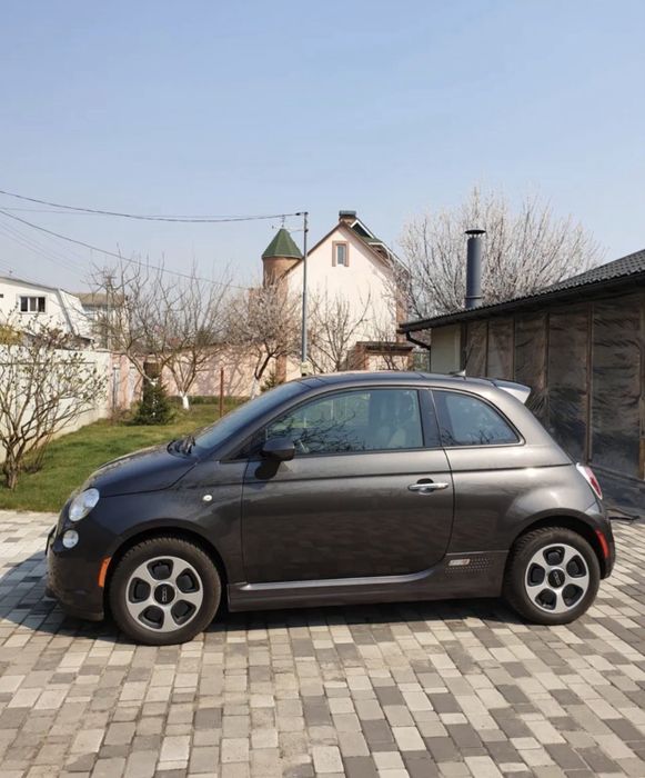 Fiat 500e 2016 року, супер компактна та шустра електричка.
