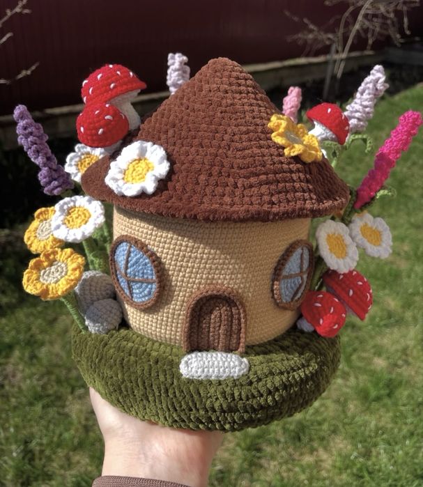 Казковий будиночок з лялечкою звʼязаний  гачком