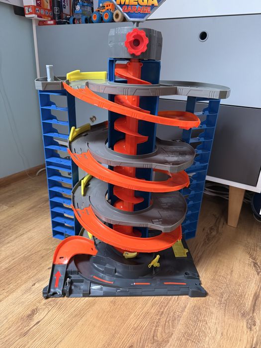 Mega garage hot wheels zjezdzalnia z winda