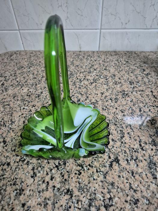 Cesto em vidro verde e branco